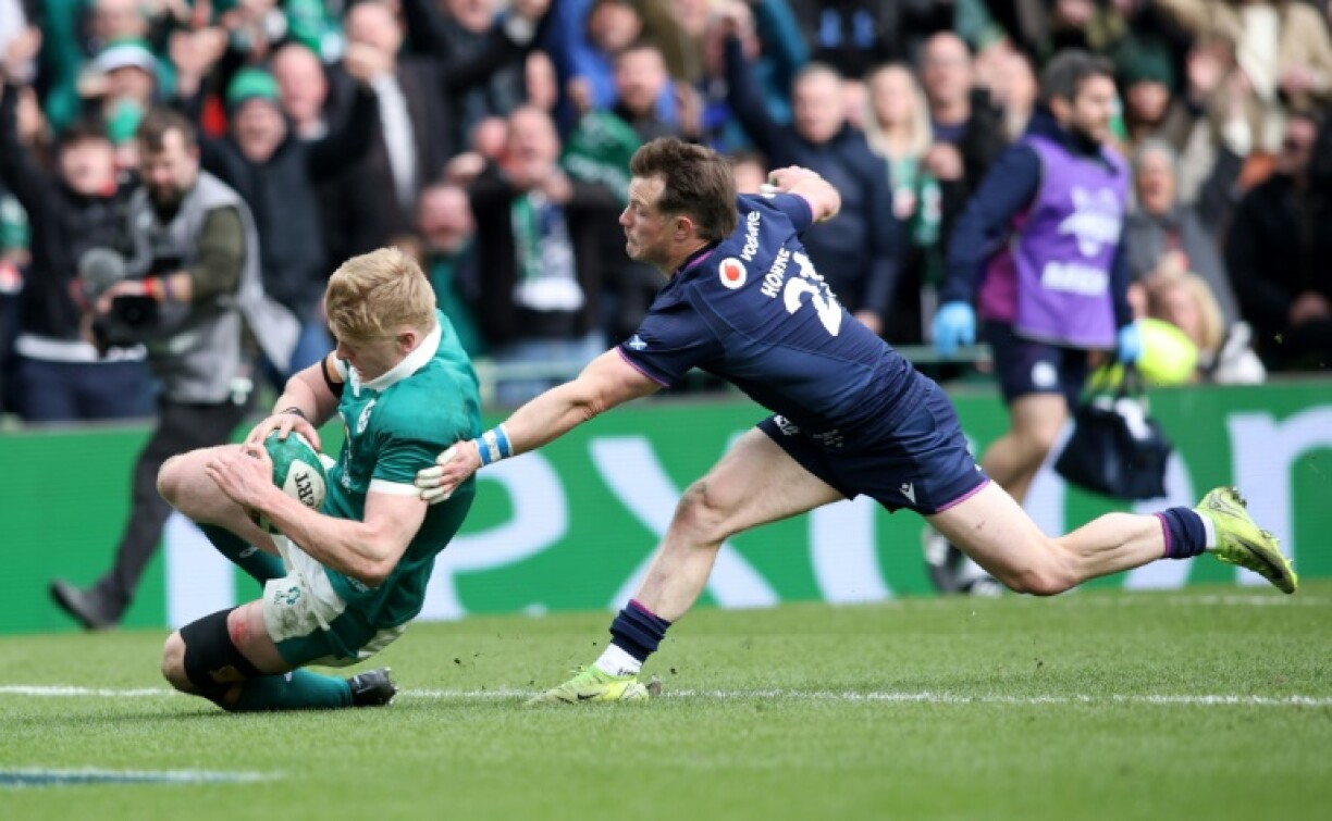 L'Irlandais Tommy O'Brien inscrit un essai contre l'Ecosse dans le tournoi des 6 nations le 14 mars 2026 à Dublin