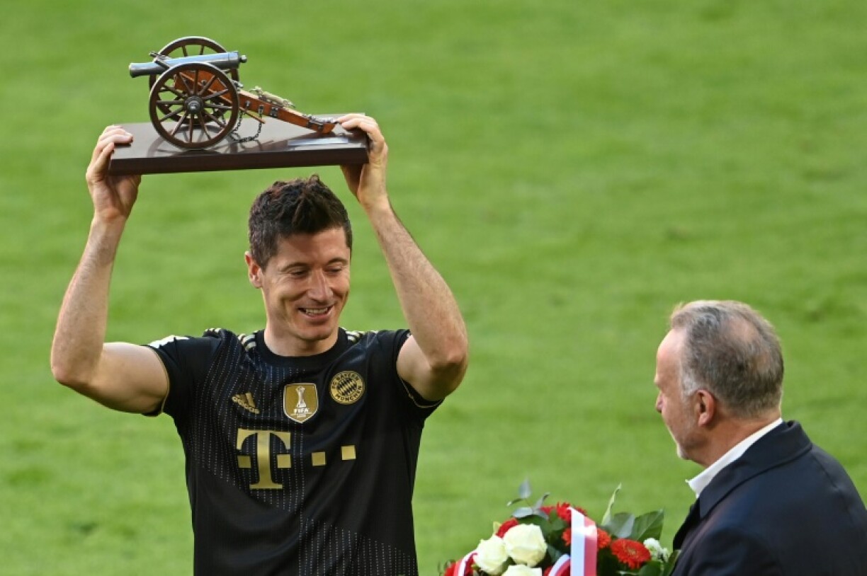 L'attaquant polonais du Bayern, Robert Lewandowski, brandit le trophée de meilleur buteur de Bundesliga après le match contre Augsburg, à Munich, le 22 mai 2021