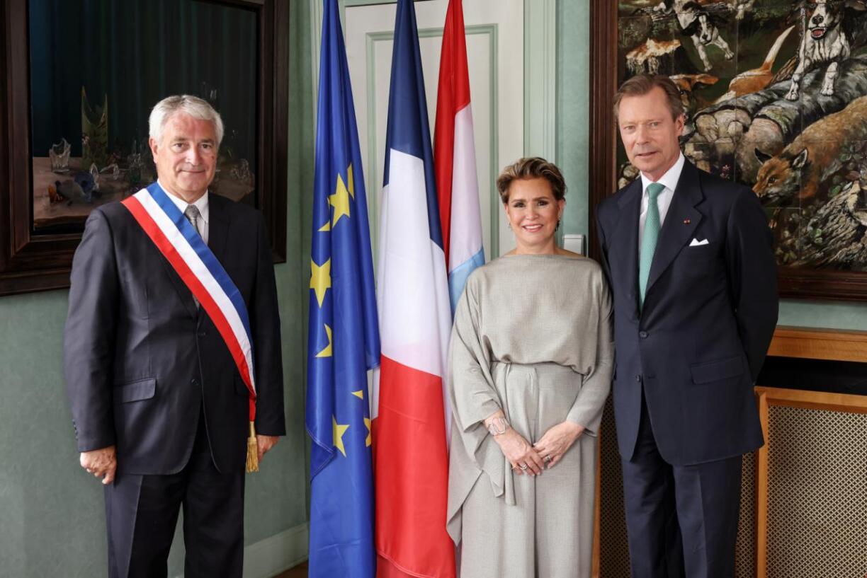 Le couple grand-ducal aux côtés du maire de Longwy, Jean-Marc Fournel.