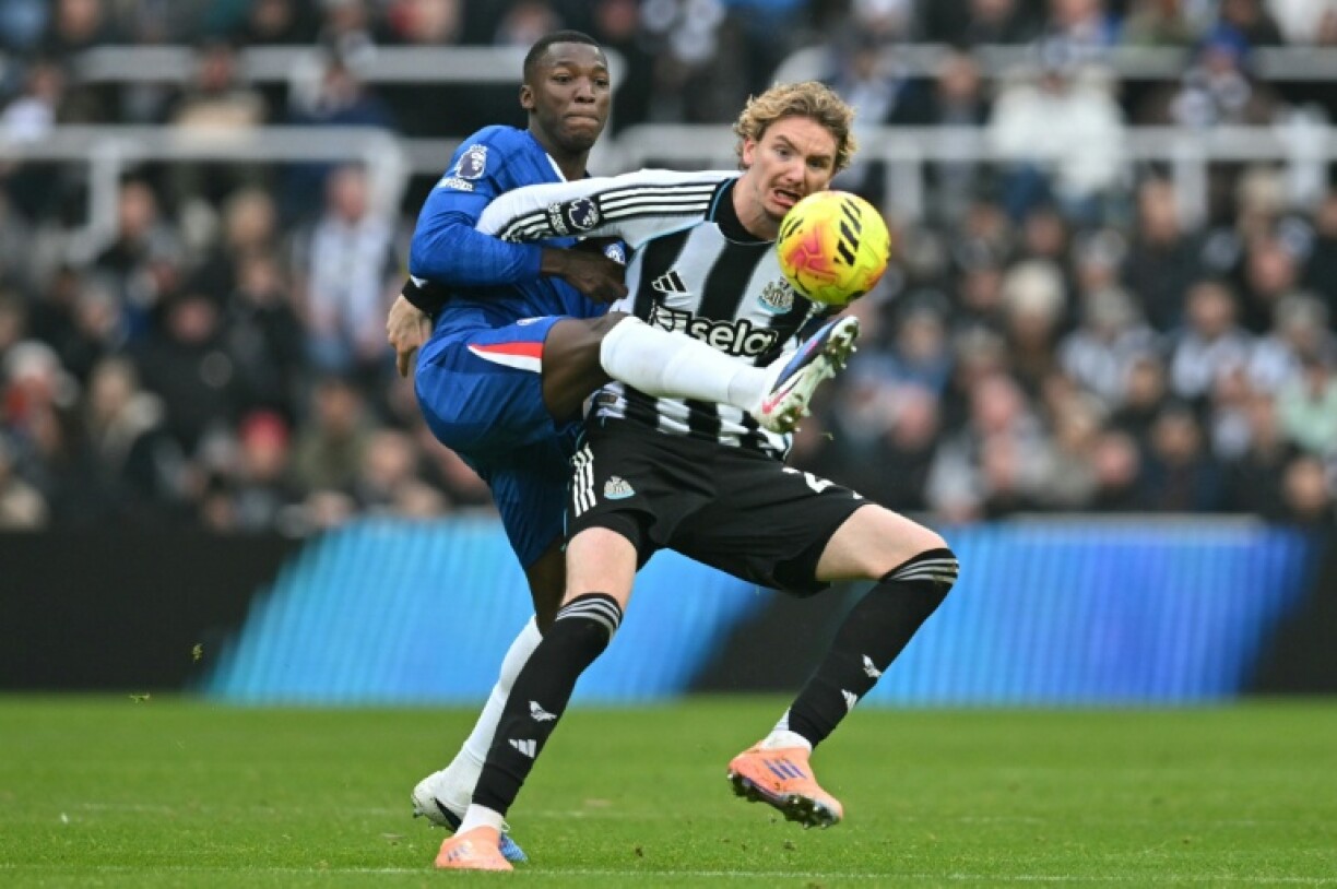 Nick Woltemade (à droite) à la lutte avec le milieu de terrain de Chelsea Moises Caicedo lors du match nul 2-2 entre Newcastle et le club londonien le 20 décembre 2025 à St James' Park