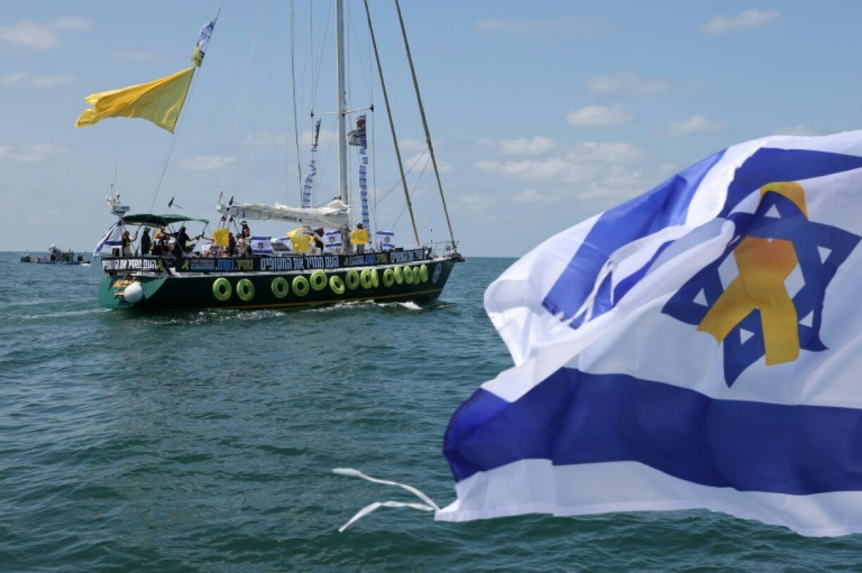 Une flottille transportant des familles d'otages israéliens retenus à Gaza quitte le port d'Ashkelon, le 7 août 2025