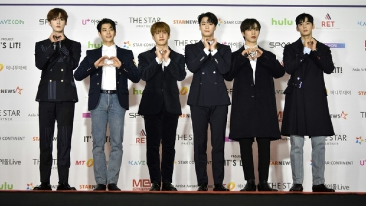 Le boys band, Astro, photographié lors de l'Asia Artist Awards à Séoul, le 2 décembre 2021