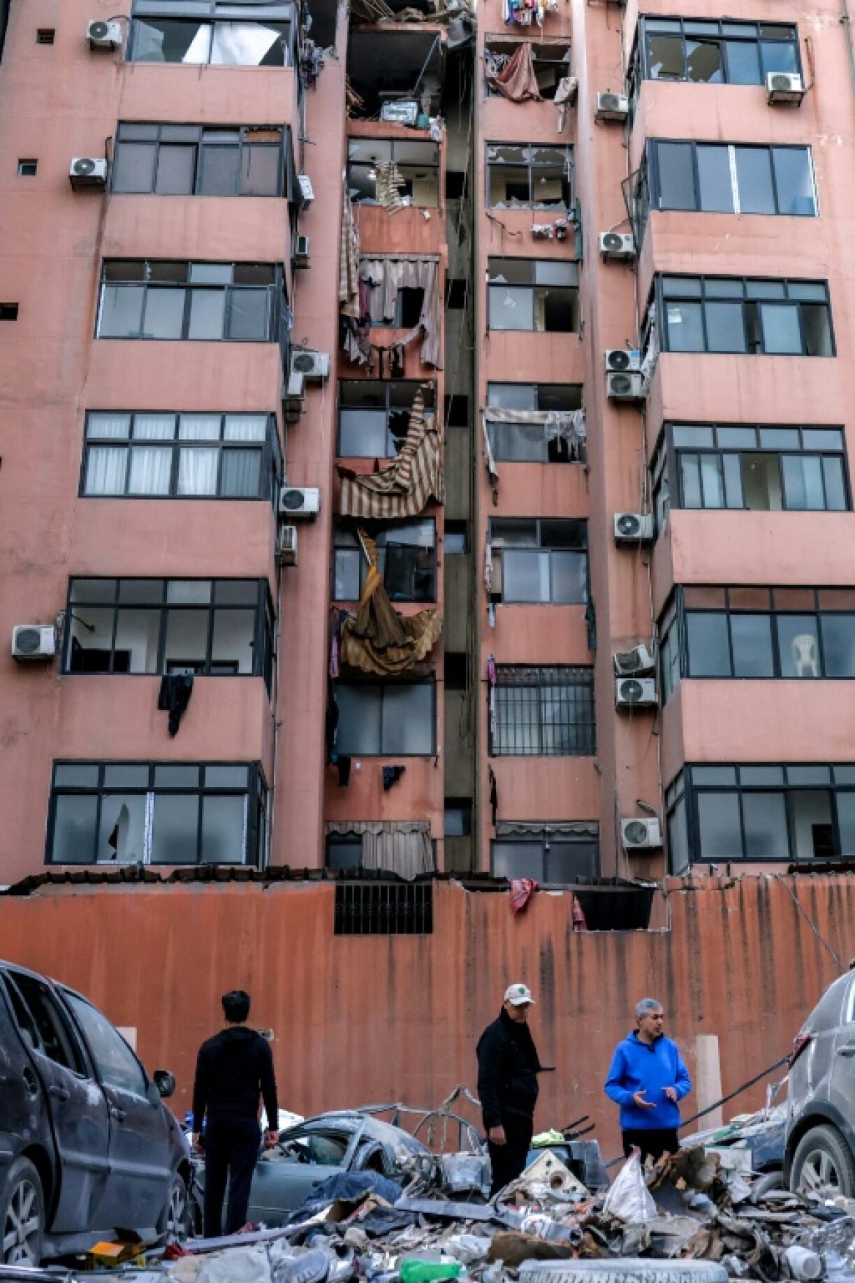 Des hommes inspectent les lieux d'une frappe israélienne sur la banlieue sud de Beyrouth, le 1er avril 2025