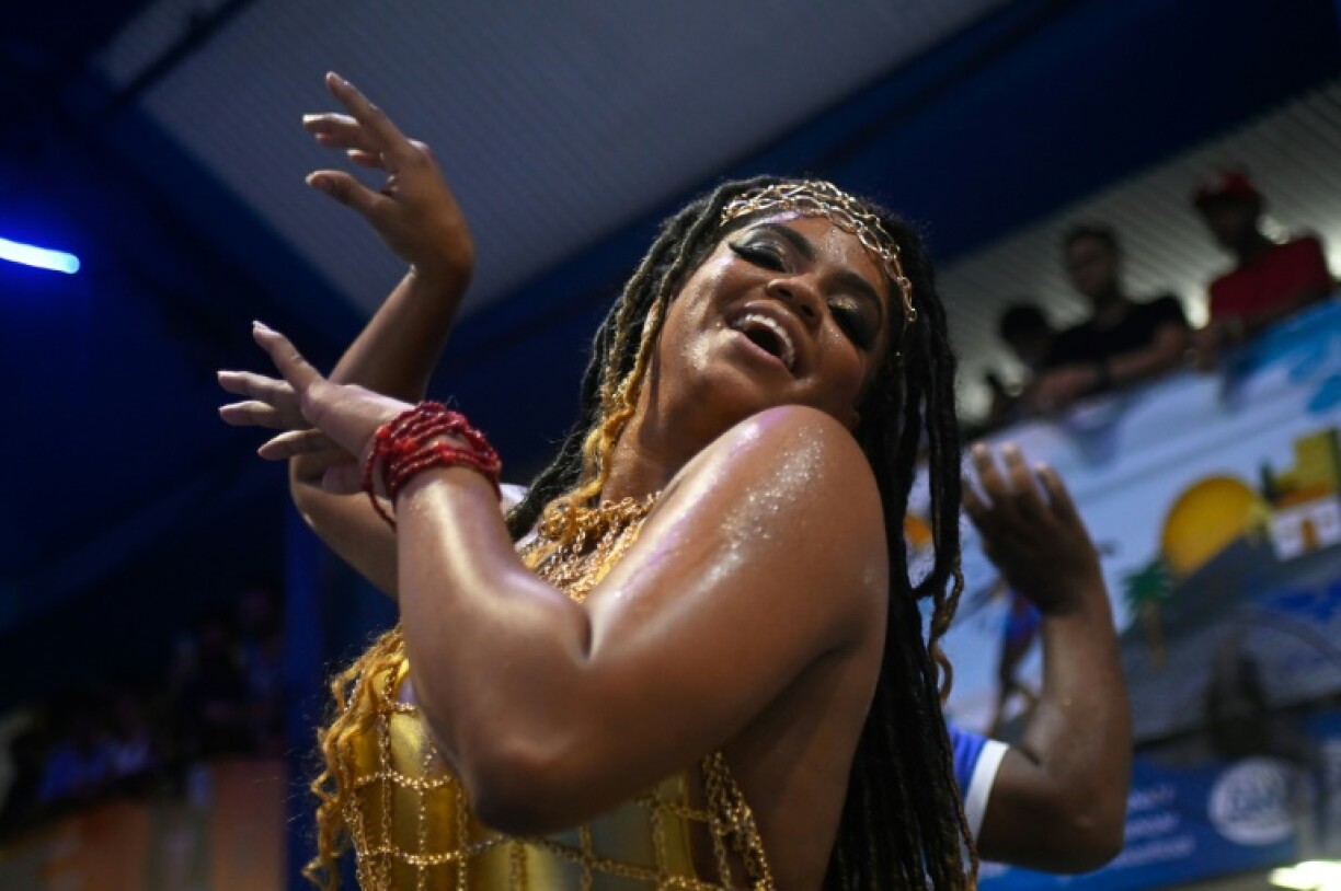 Bianca Monteiro de l'école de samba Portela Drum Queen danse lors d'une répétition à Rio de Janeiro, le 13 avril 2022