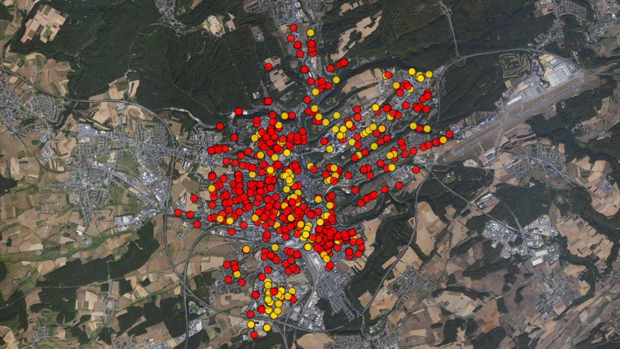 Red dots mark those zebra crossings that lack conformity, while yellow ones show those where ZUG is unsure about an adequate evaluation.