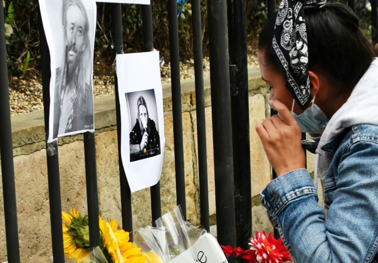 Une fan rend hommage à Taylor Hawkins devant l'hôtel où il est mort à Bogota, le 26 mars 2022