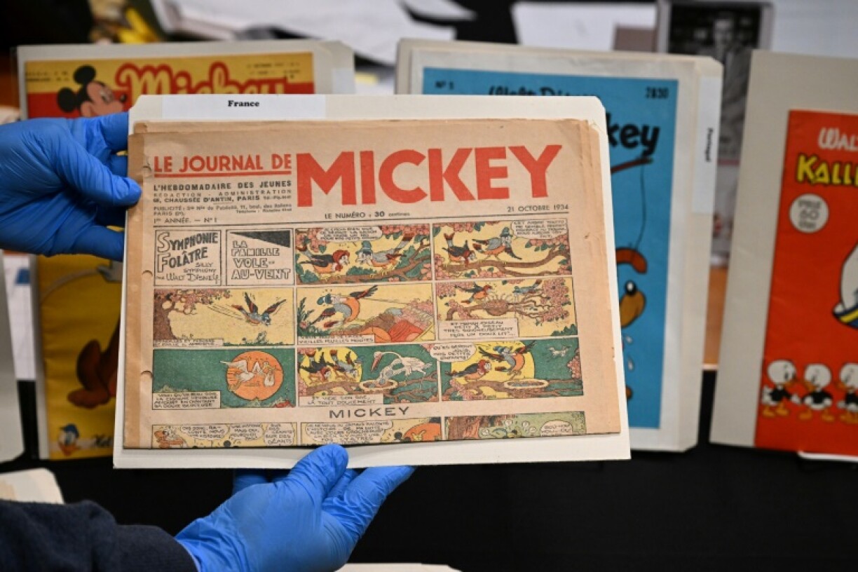 Un exemplaire du Journal de Mickey, publié en 1934, lors d'une visite des Archives Walt Disney, le 20 juin 2023 à Burbank, en Californie