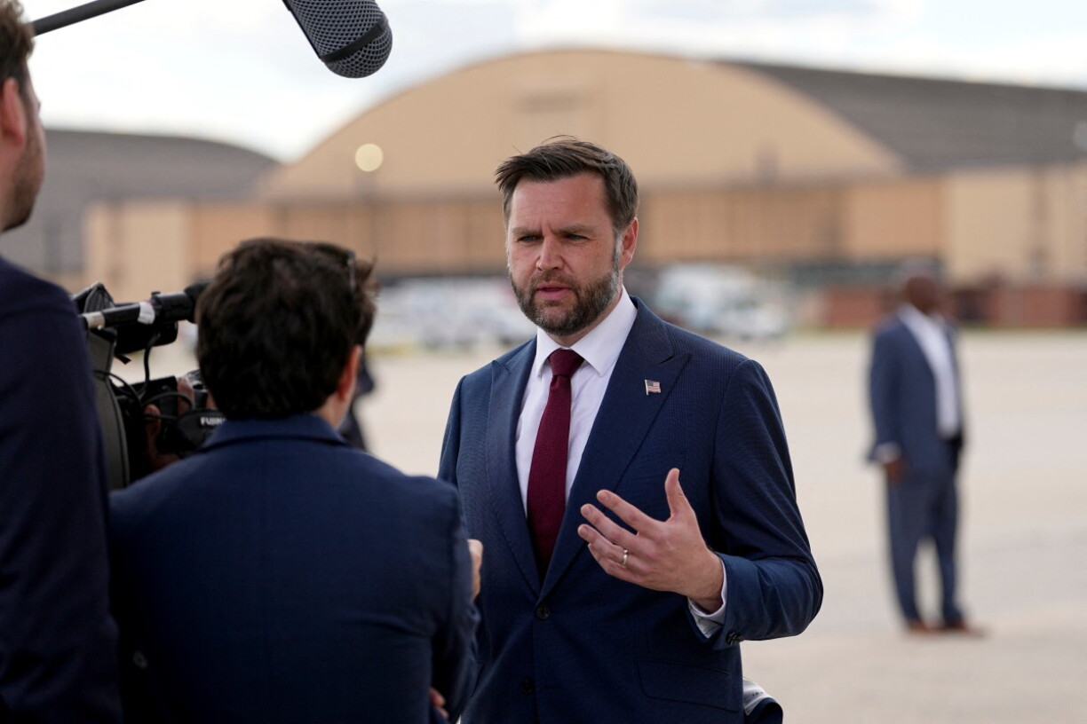 Den JD Vance schwätzt no senger Arrivée op der "Joint Base Andrews" am US-Bundesstaat Maryland mat Journalisten