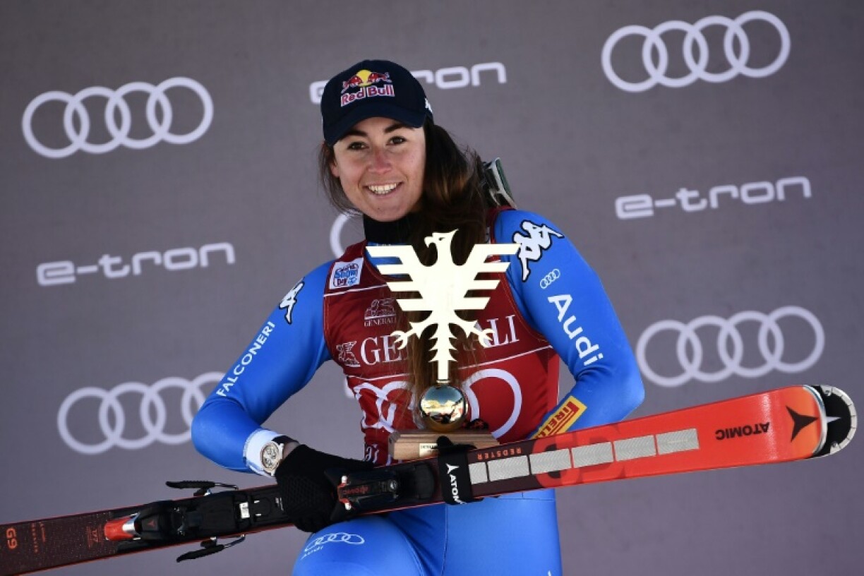 L'Italienne Sofia Goggia pose avec son trophée après sa victoire dans l'épreuve du Super-G féminin lors de l'étape de la Coupe du monde de ski alpin à Val-d'Isère dans les Alpes françaises, le 19 décembre 2021.