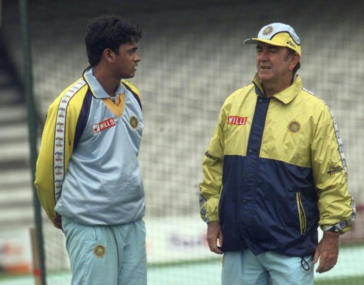 Bobby Simpson (R) chats to Indian fast bowler Debashish Mohanty (L) during the 1999 World Cup