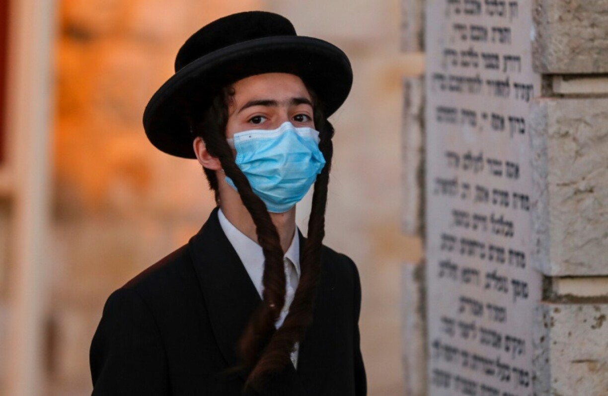 Un juif ultra-orthodoxe prie dans un cimetière au mont des Oliviers à l'est de Jérusalem, le 23 septembre 2020