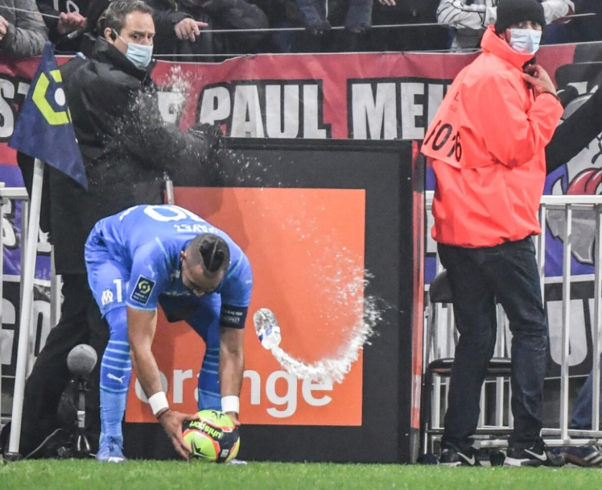 Le meneur de jeu de Marseille Dimitri Payet touché par une bouteille d'eau lancée depuis la tribune lors du match contre Lyon à Décines-Charpieu, le 21 novembre 2021