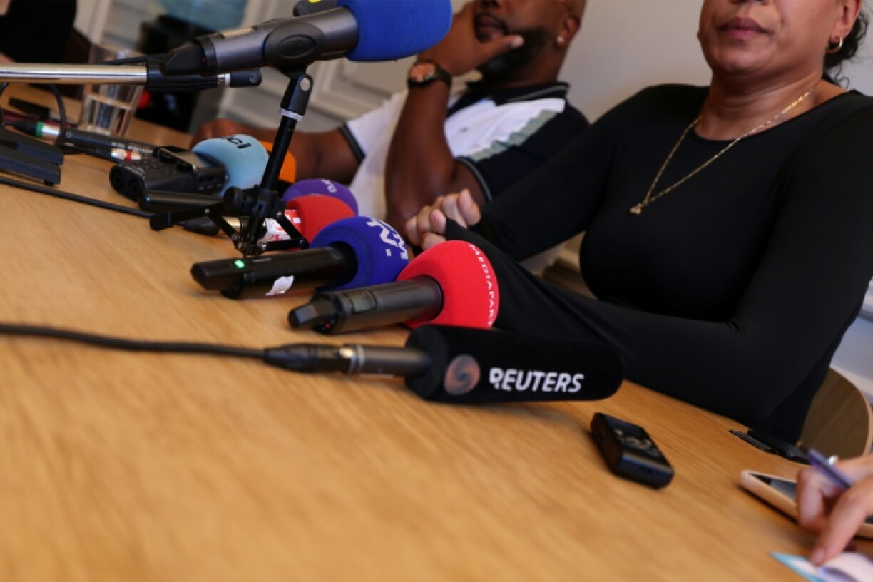 Les parents d'Eden, 14 ans, grièvement blessé lors d'une manifestation de lycéens, lors d'une conférence de presse dans les bureaux de leur avocate à Saint-Ouen-L'Aumône, dans le Val-d'Oise, le 5 octobre 2026