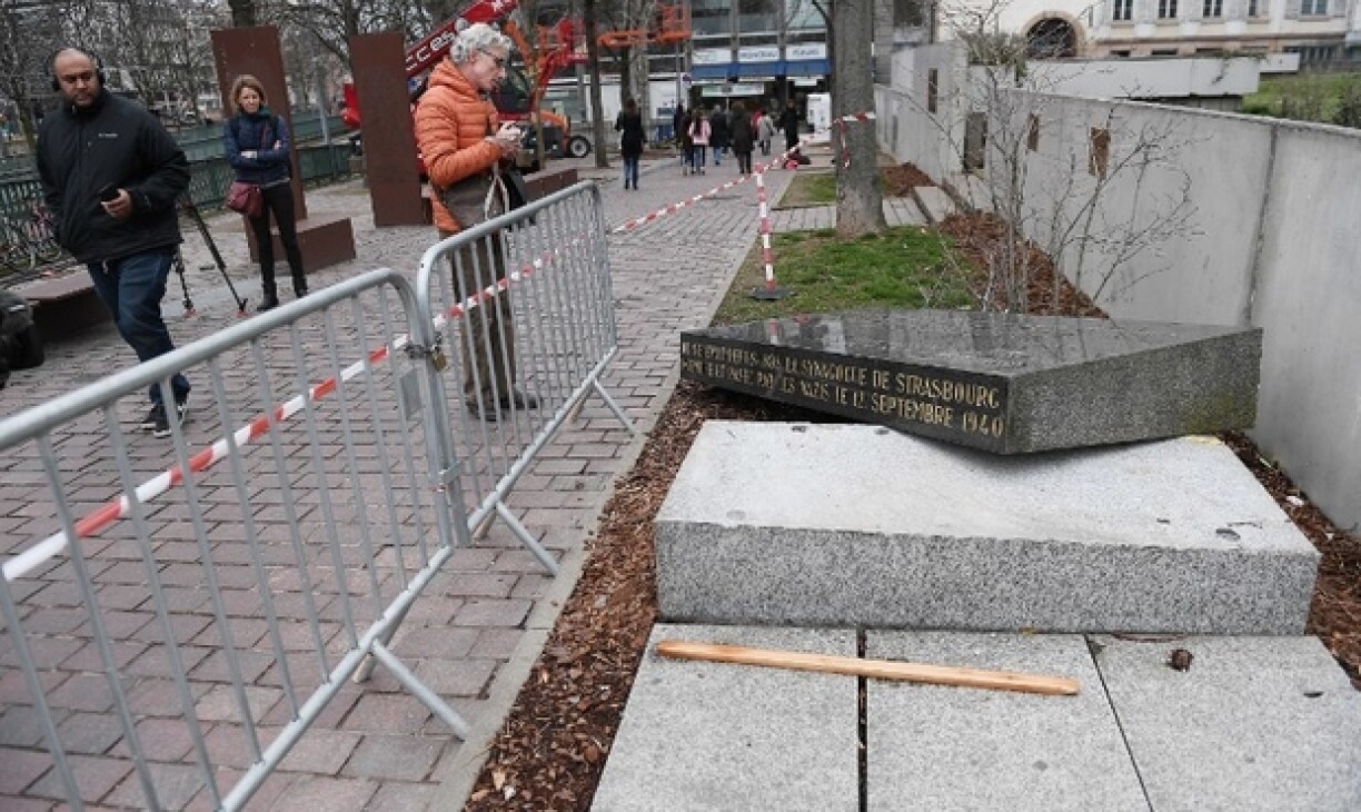 La stèle, rappelant l'emplacement de l'ancienne synagogue de Strasbourg, dynamitée par les nazis en 1941, retrouvée ainsi le 2 mars 2019.