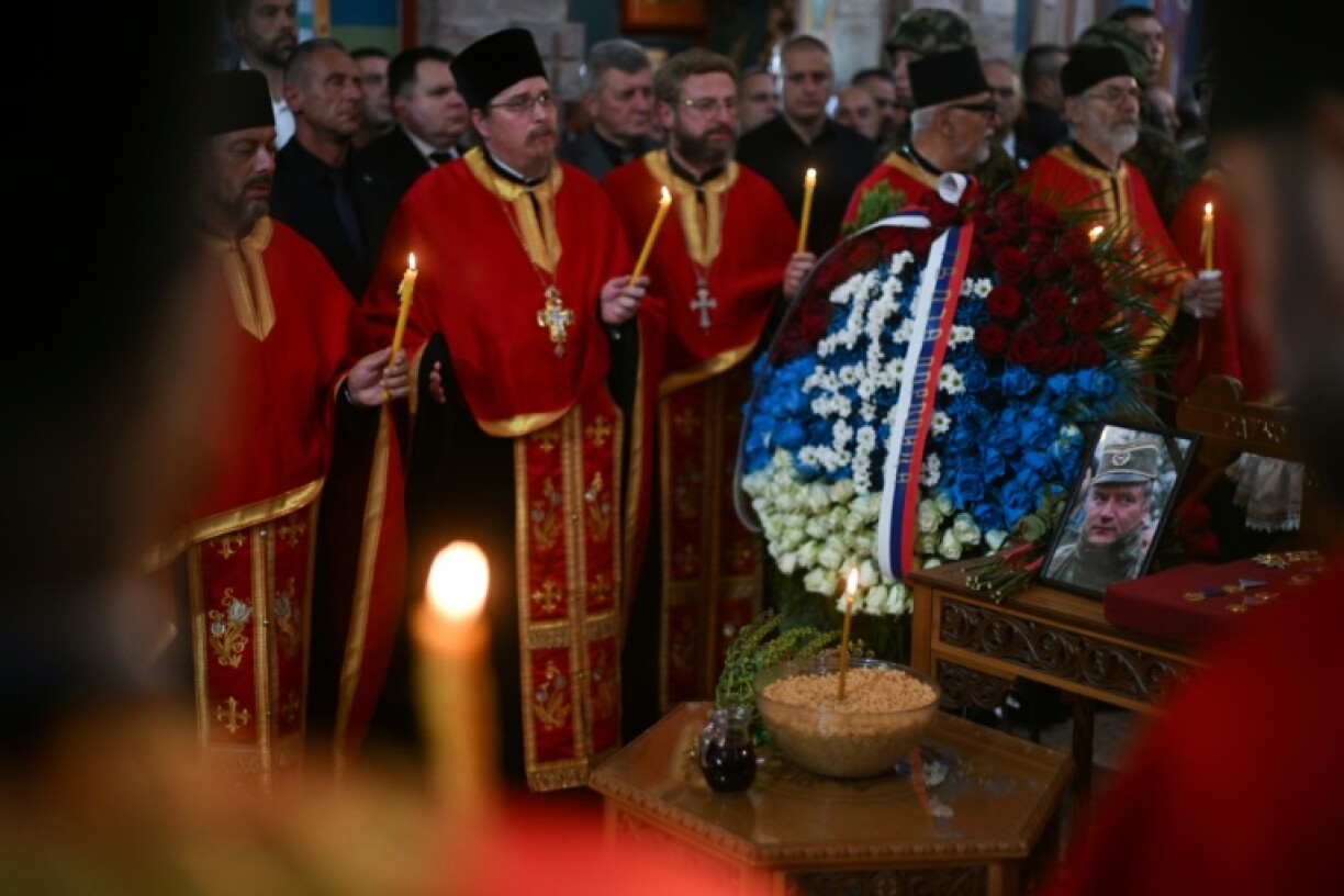 Tausende Menschen haben in Belgrad Abschied von dem in Haft in Den Haag verstorbenen Kriegsverbrecher Ratko Mladic genommen. Er war wegen Verbrechen wegen des Bosnien-Kriegs zu einer lebenslangen Freiheitsstrafe verurteilt worden.