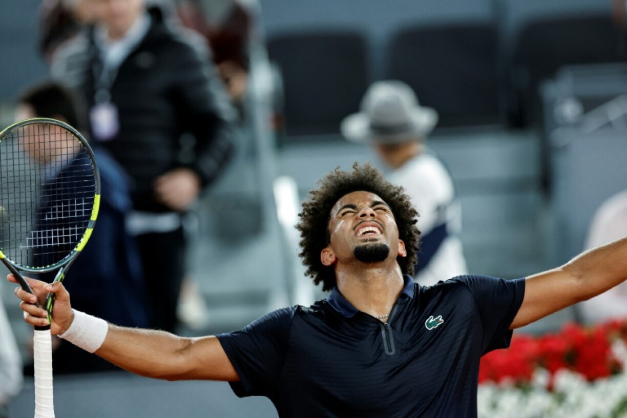 Arthur Fils célèbre sa victoire contre le Tchèque Jiri Lehecka en quart de finale du Masters 1000 de Madrid, le 29 avril 2026