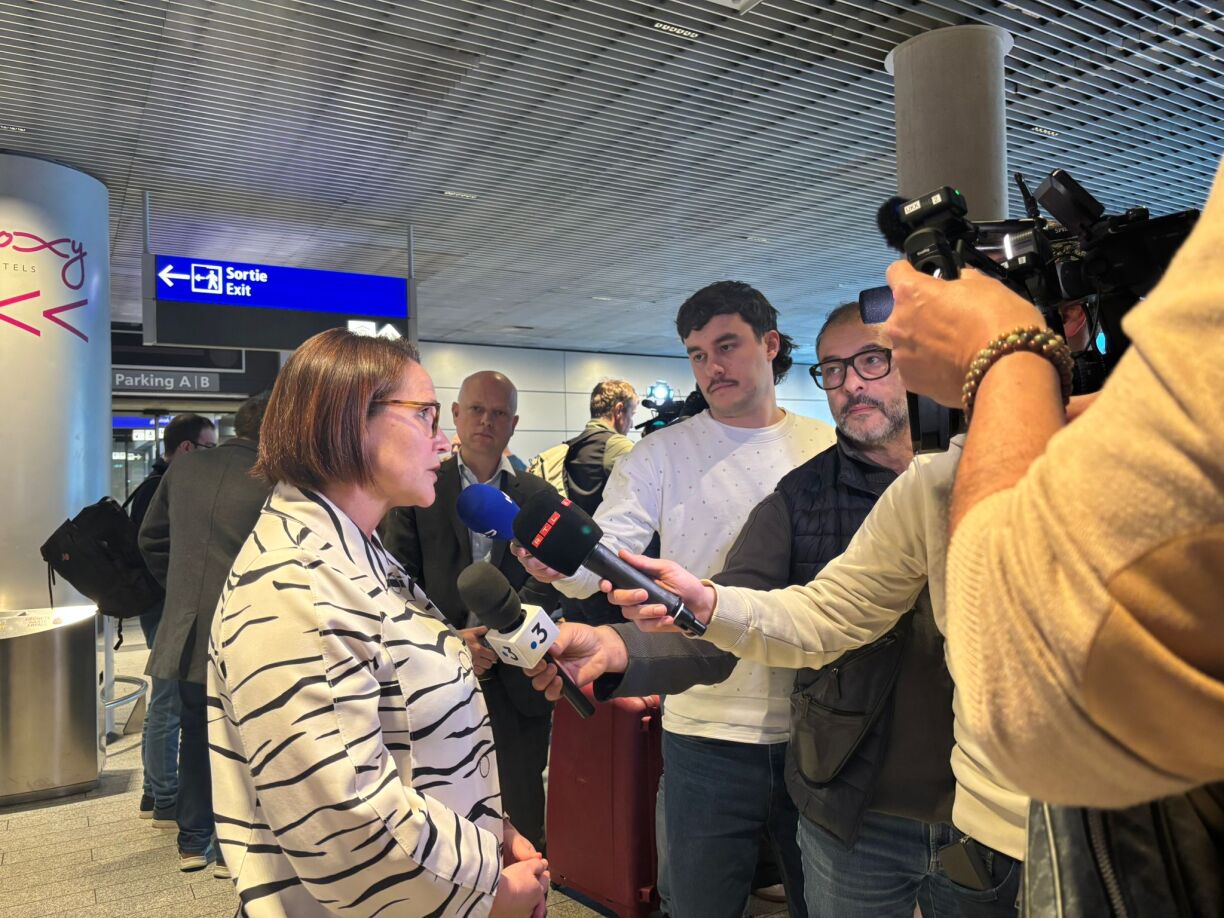 La ministre de la Défense, Yuriko Backes, était jeudi au Findel pour saluer les premiers Luxembourgeois à leur arrivée.