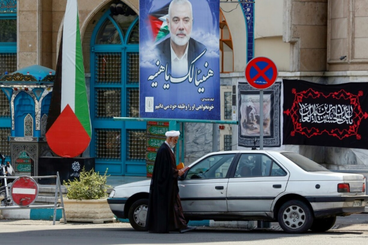 Un portrait du chef du Hamas Ismaïl haniyeh, tué fin juillet, dans une rue de Téhéran le 8 août 2024