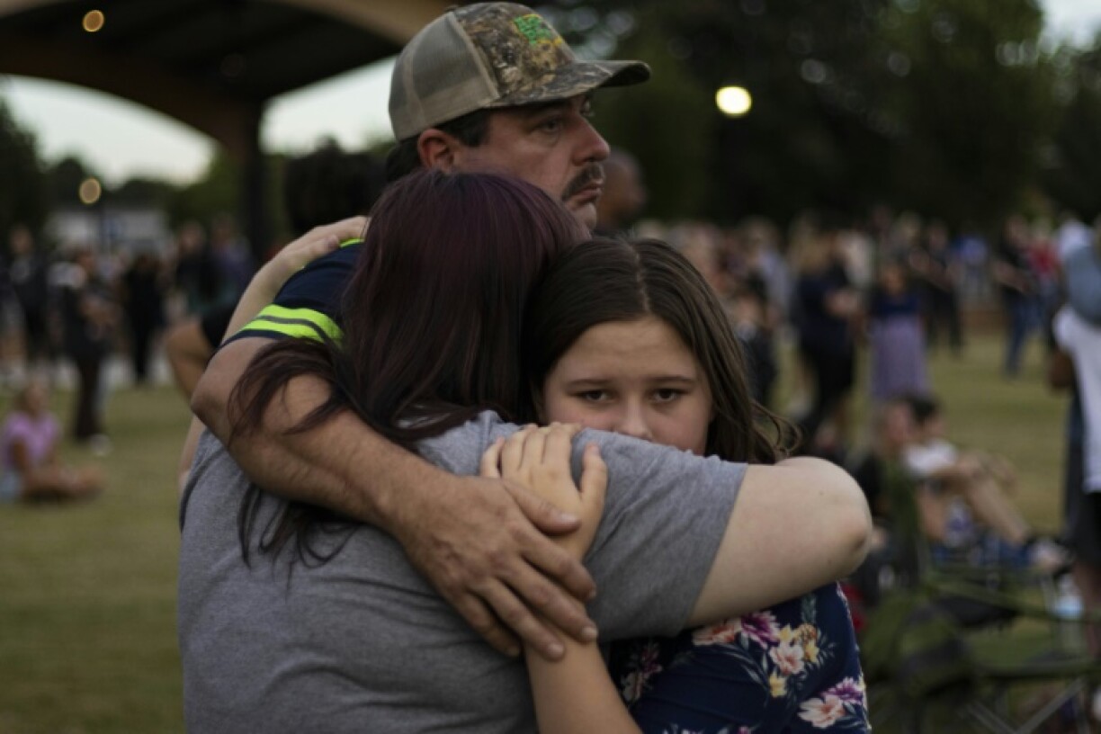 Une famille lors de la veillée en hommage aux victimes des tirs du lycée Apalachee de Winder, en Géorgie (sud-est des Etats-Unis), le 4 septembre 2024