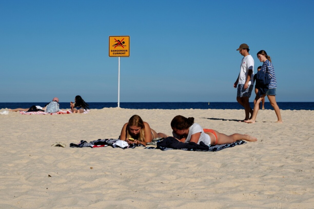 Des gens passent l’après-midi d’une journée ensoleillée sur la plage de Bondi, à Sydney, le 18 septembre 2026