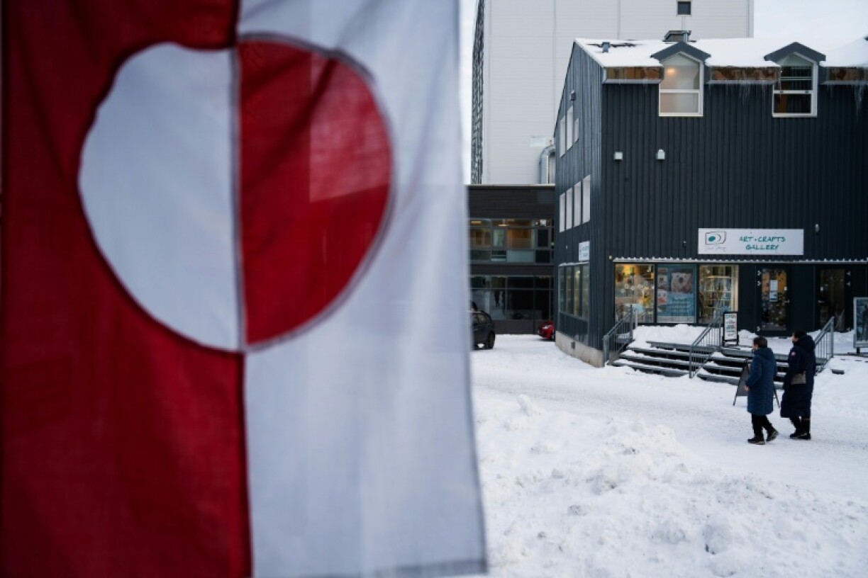 Un drapeau groenlandais dans une rue de Nuuk, la capitale de l'île arctique, le 14 janvier 2026