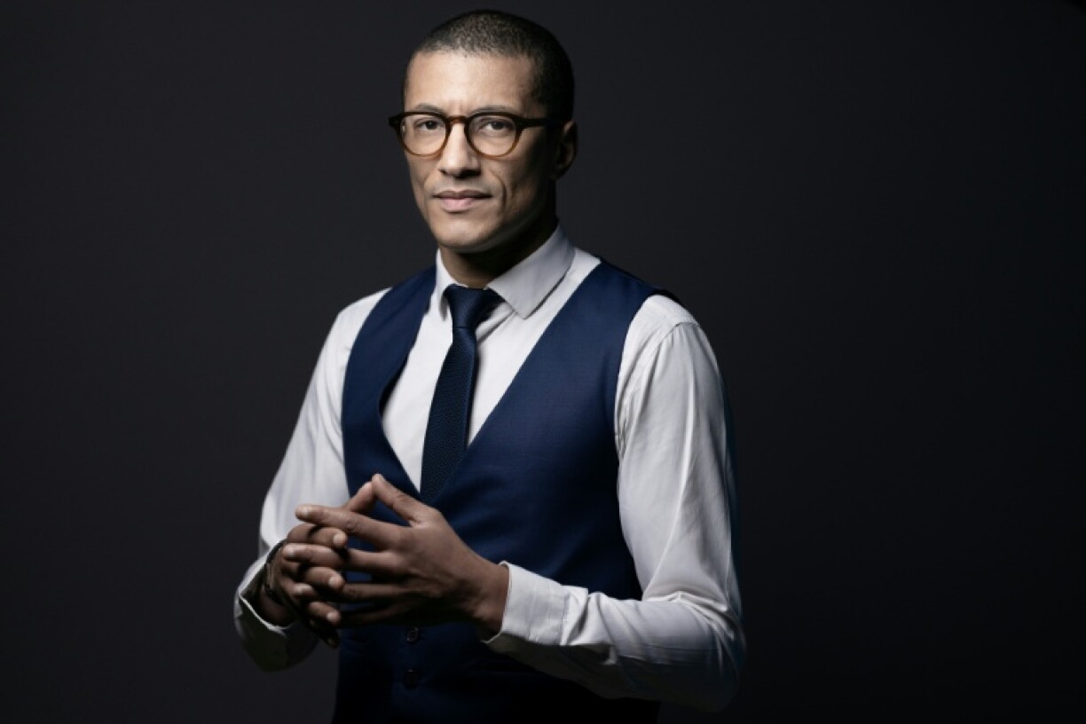Le maire de Saint-Ouen, Karim Bouamrane, pose le 15 février 2024 dans son bureau à Saint-Ouen