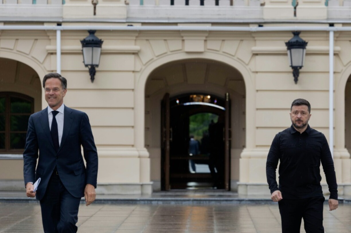 Le président ukrainien Volodymyr Zelensky (à droite) et le chef de l'Otan, Mark Rutte (à gauche), arrivent à une conférence de presse à Kiev le 3 juin 2026