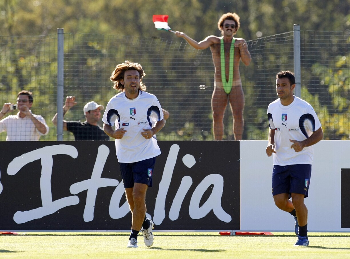 Les "mankinis" ont connu une hausse de popularité après le film Borat. Sur notre photo, un fan déguisé lors d'un entraînement en Italie en 2007.
