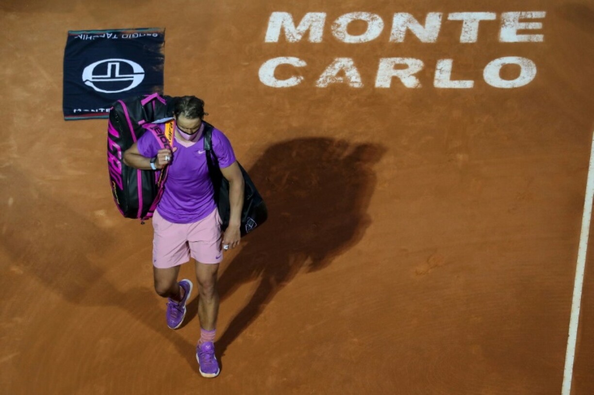 L'Espagnol Rafael Nadal quitte le court après sa défaite face au Russe Andrey Rublev en quarts de finale du Masters 1000 de Monte-Carlo, le 16 avril 2021
