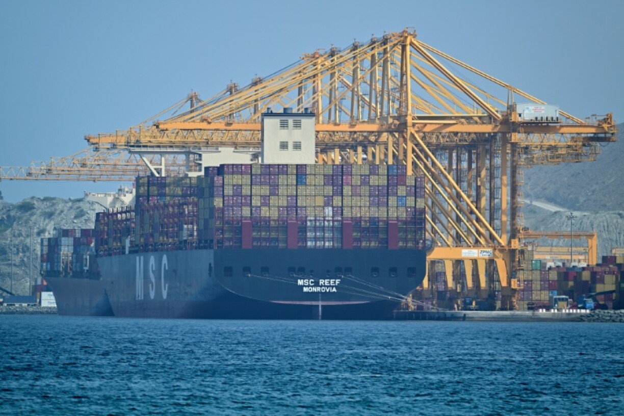 Le porte-conteneurs MSC Reef, battant pavillon libérien, est amarré à un quai du terminal à conteneurs de Khor Fakkan, situé le long du golfe d'Oman, le 28 juin 2026