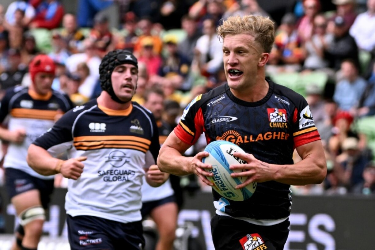 Damian McKenzie (R) will start at flyhalf in New Zealand's third Test against France