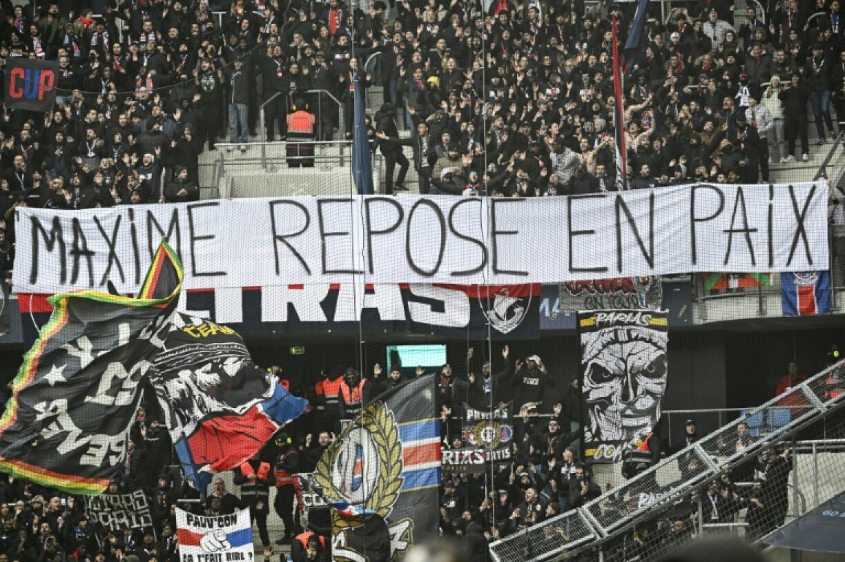 Des supporterts du PSG ont déployé lors du déplacement au Havre le 3 décembre 2023 une banderole en hommage à Maxime, supporter du FC Nantes tué avant le match contre Nice la veille