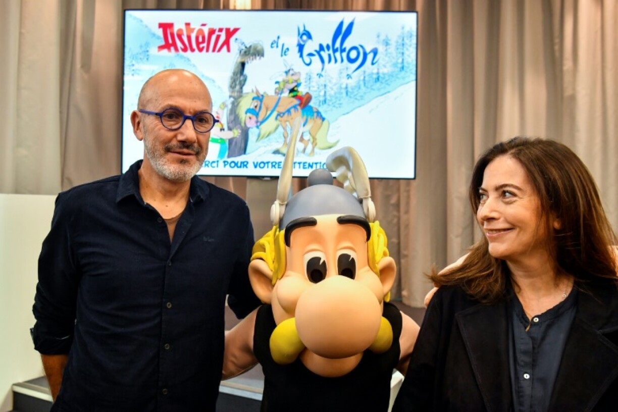Le scénariste Jean-Yves Ferri pose avec Anne Goscinny, la fille de René Goscinny, lors de la présentation du 39e album d'Astérix, le 11 octobre 2021 à Vanves, près de Paris