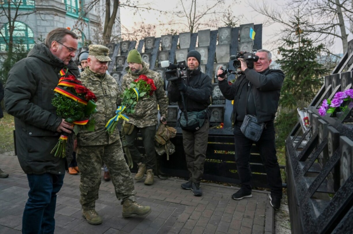 Le ministre allemand de la Défense Boris Pistorius (g) dépose des fleurs place Maidan, le 21 novembre 2023 à Kiev, en Ukraine