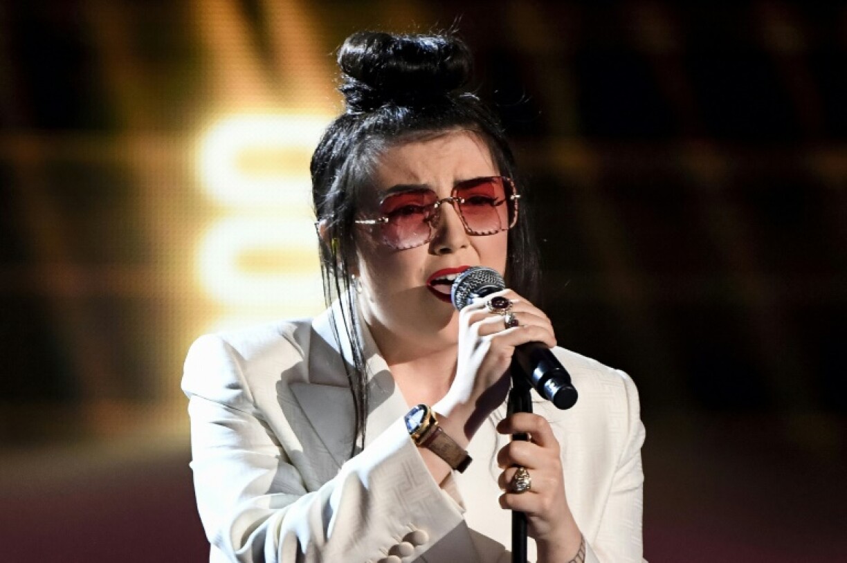 La chanteuse française Hoshi sur scène, le 11 février 2022, à Boulogne-Billancourt, dans les Hauts-de-Seine