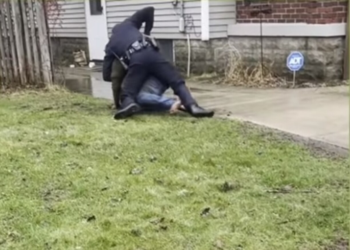 Photo tirée d'une vidéo filmée par un témoin lors de l'interpellation puis de la mort de Patrick Lyoya à Grand Rapids, quelques secondes avant que le coup de feu ne soit tiré.