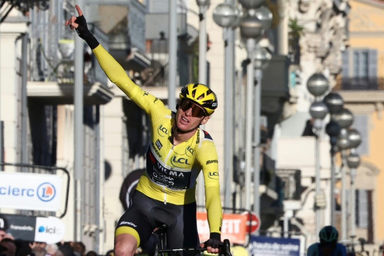Le coureur cycliste américain de l'équipe Team Visma-Lease Matteo Jorgenson célèbre sa victoire dans la course Paris-Nice au terme de la 8e étape à Nice le 16 mars 2025.
