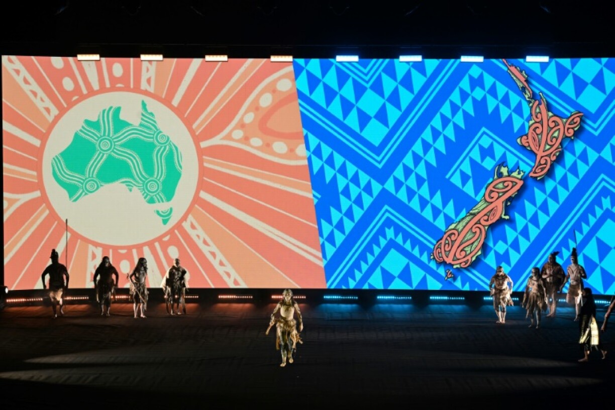 Des artistes sur la scène de l'Aotea Centre d'Auckland lors de la cérémonie de tirage au sort de la Coupe du monde féminine le 22 cctobre 2022