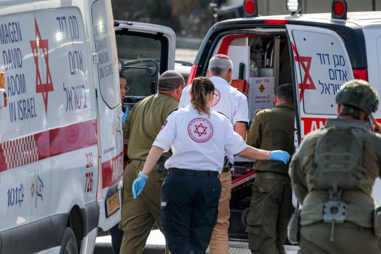 Des secouristes israéliens prennent en charge un des cinq Israéliens blessés lors d'une attaque armée en Cisjordanie occupée, dont les deux auteurs ont été abattus, près de Hébron, le 23 octobre 2026