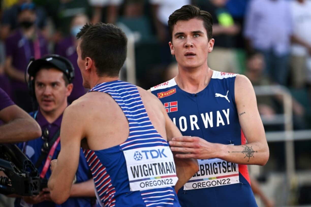 Le Norvégien Jakob Ingebrigtsen (d), deuxième de la finale du 1500 m, félicite le Britannique Jake Wightman, vainqueur de la course, aux Mondiaux d'Eugene (Oregon), le 19 juillet 2022