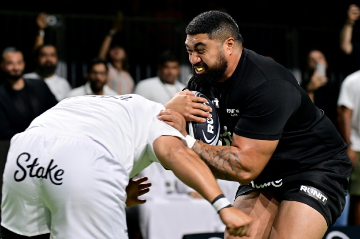 Vulangi Olosoni (L) won the final when Samuel Suamili was withdrawn with suspected concussion