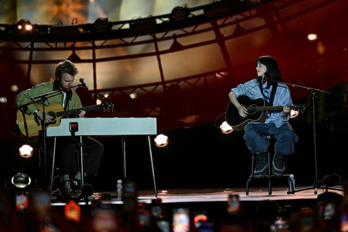 La chanteuse américaine Billie Eilish (d) et son frère Finneas Baird O'Connell lors du concert pour le Climat, le 22 juin 2023 à Paris