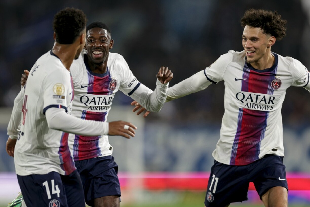 Ousmane Dembélé (c) félicité par ses coéquipiers Désiré Doué (g) et Maghnes Akliouche, après avoir marqué à Strabourg, le 17 octobre 2026