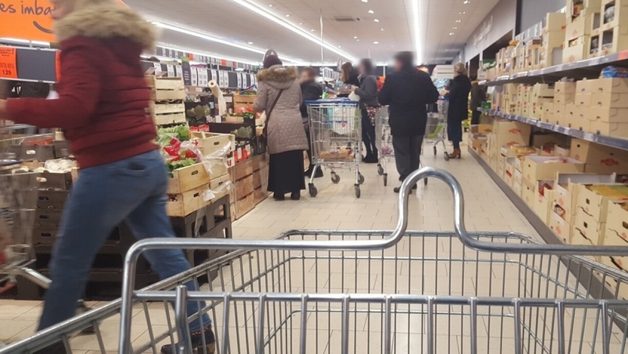 Il est 8h30, le supermarché est déjà bien rempli...