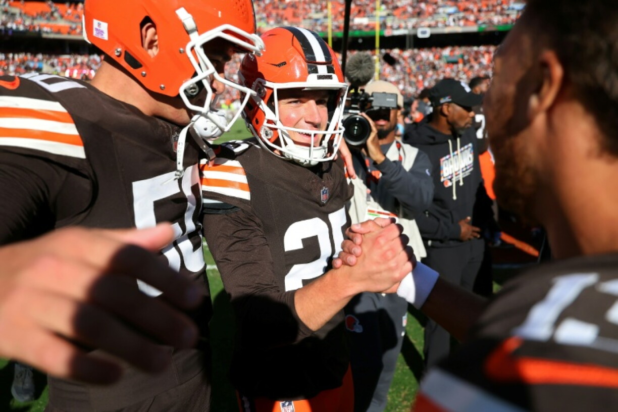 Cleveland kicker Andre Szmyt, center, celebrates with teammates after hitting the winning field goal on the final play to give the Browns an NFL triumph over Baltimore