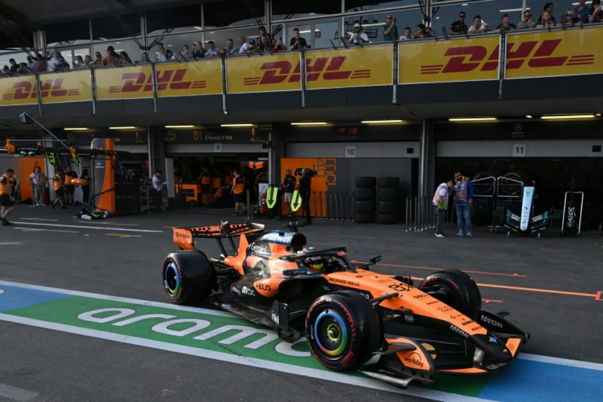 La McLaren du pilote australien Oscar Piastri s'élance pour les qualifications du GP d'Azerbaïdjan de F1 le 25 septembre 2026 à Bakou