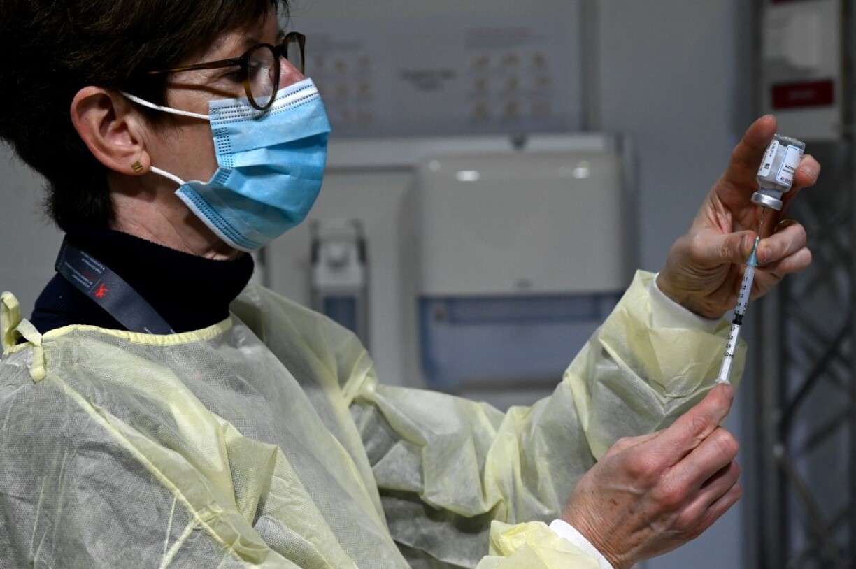 Un soignant luxembourgeois prépare une dose du vaccin Moderna le 21 janvier au Hall Victor Hugo, au Limpertsberg.