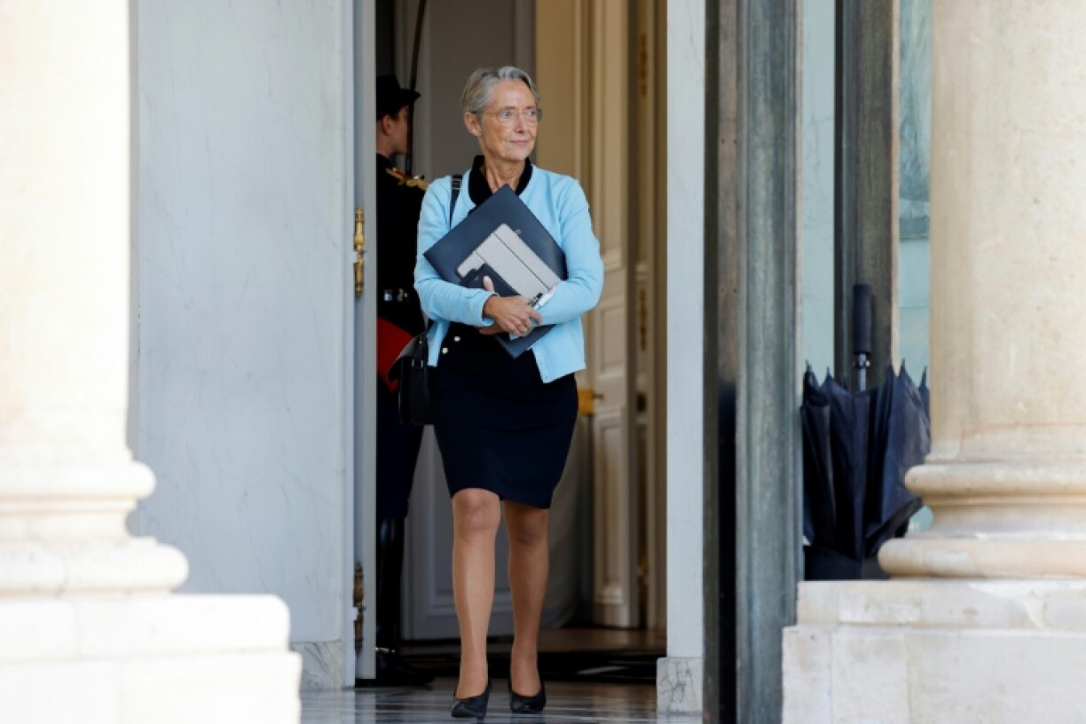 La Première ministre Elisabeth Borne quitte le palais de l'Elysée après le Conseil des ministres le 26 octobre 2022 à Paris
