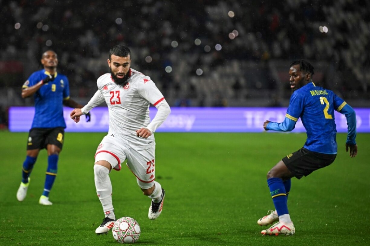 Le joueur tunisien Naïm Sliti essaye de déborder le Tanzanien Pascal Msindo, durant leur match de Coupe d'Afrique des nations, le mardi 30 décembre 2025, à Rabat