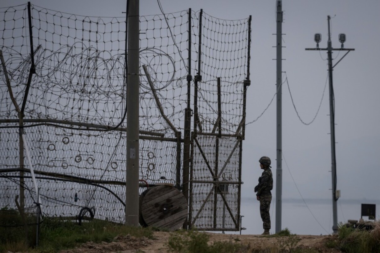 Un soldat sud-coréen monte la garde devant une ouverture de la clôture de la DMZ, à Gyodong, le 9 mai 2017